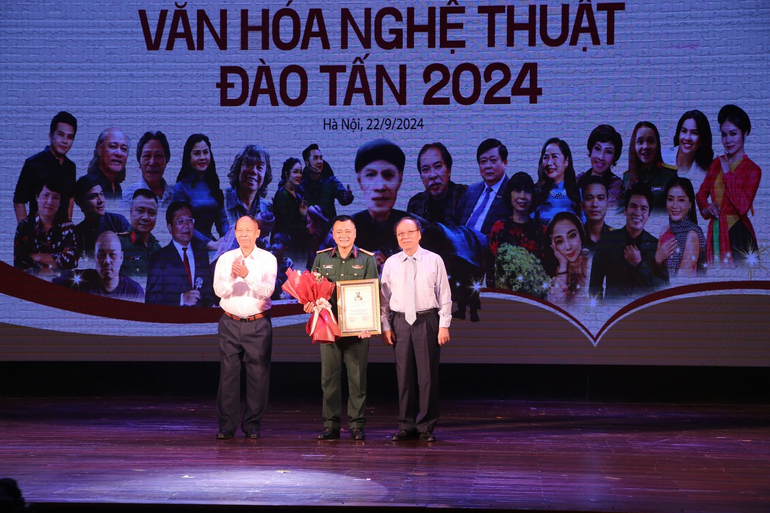 Vở chèo "Đại đội trưởng của tôi" của Nhà hát Chèo Quân đội được trao giải Vở diễn xuất sắc. Ảnh: N.Linh