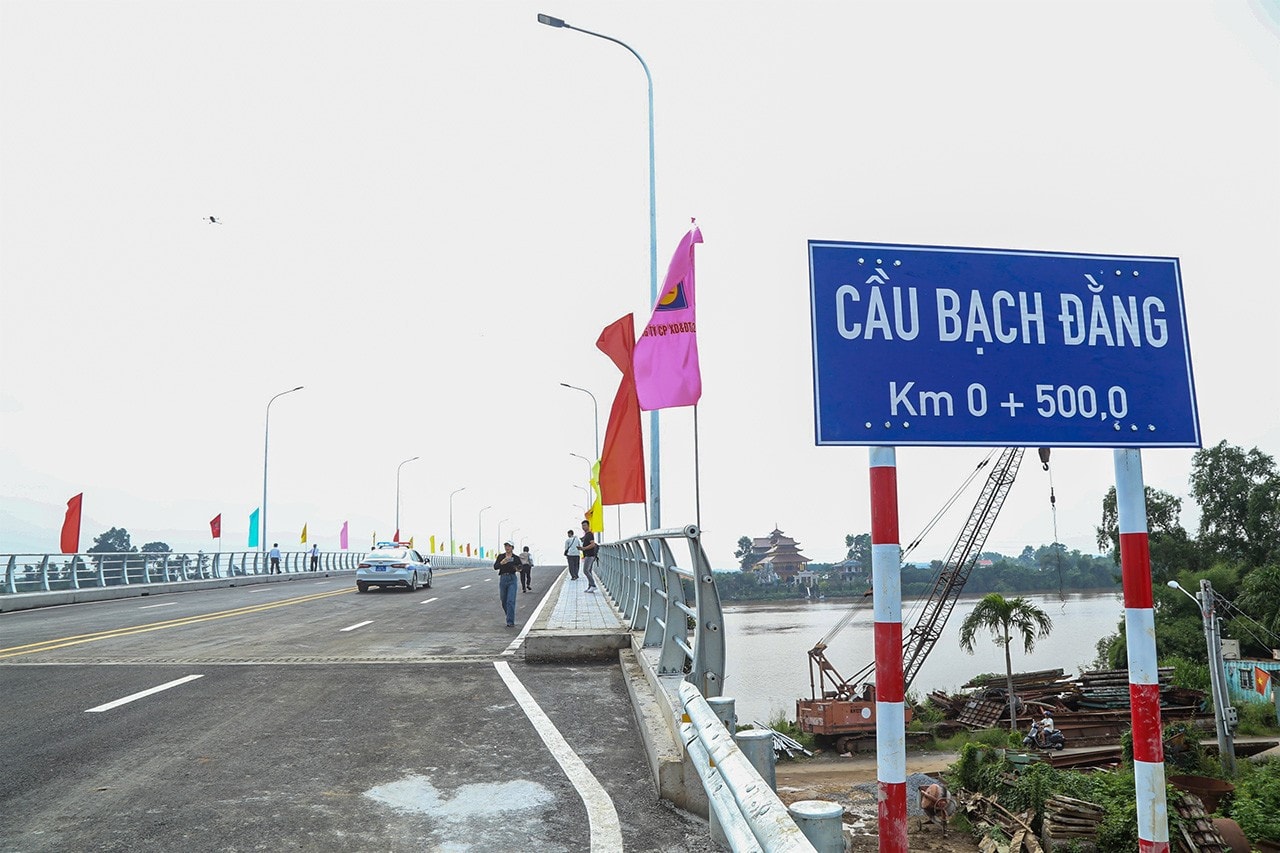 Cầu Bạch Đằng 2.jpg