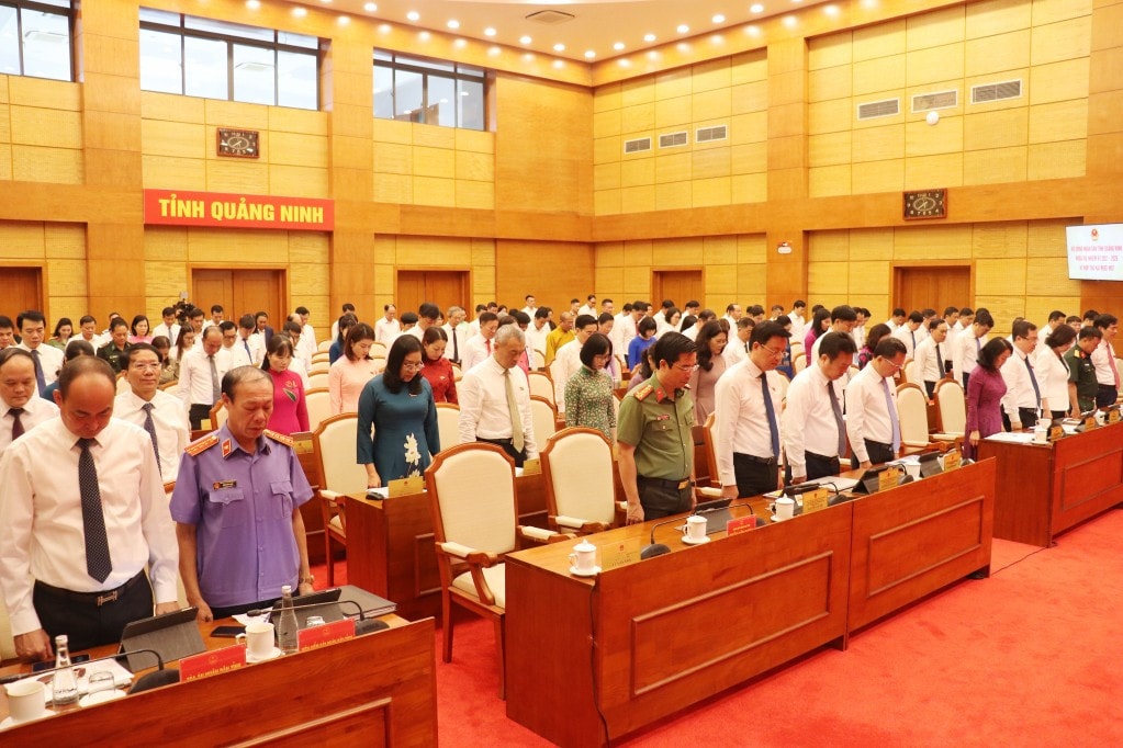 Đại biểu dự kỳ họp dành một phút mặc niệm tưởng nhớ các nạn nhân bị thiệt mạng do cơn bão số 3