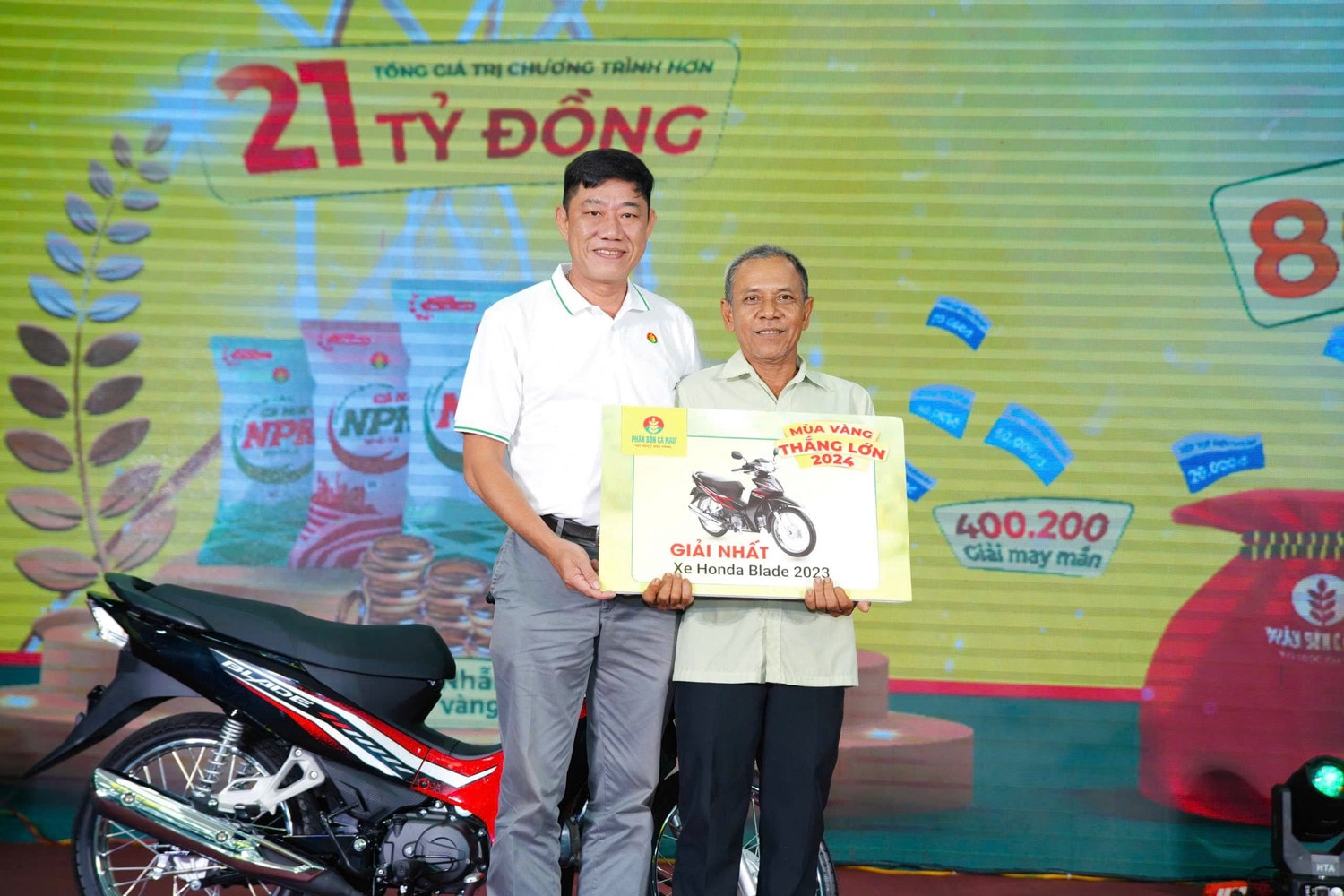 Ông Lê Út đại diện gia đình nông dân Sơn Huyền (huyện Duyên Hải, tỉnh Trà Vinh) nhận giải xe máy tại sự kiện Tham quan nhà máy – Gặt hái mùa vàng