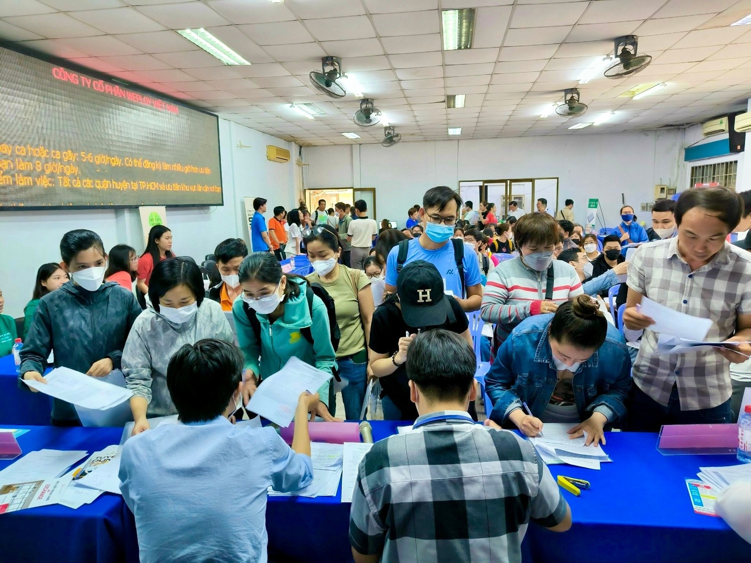 Người lao động làm thủ tục hưởng trợ cấp thất nghiệp tại Trung tâm Dịch vụ việc làm TP. Hồ Chí Minh Ảnh: Huỳnh Như