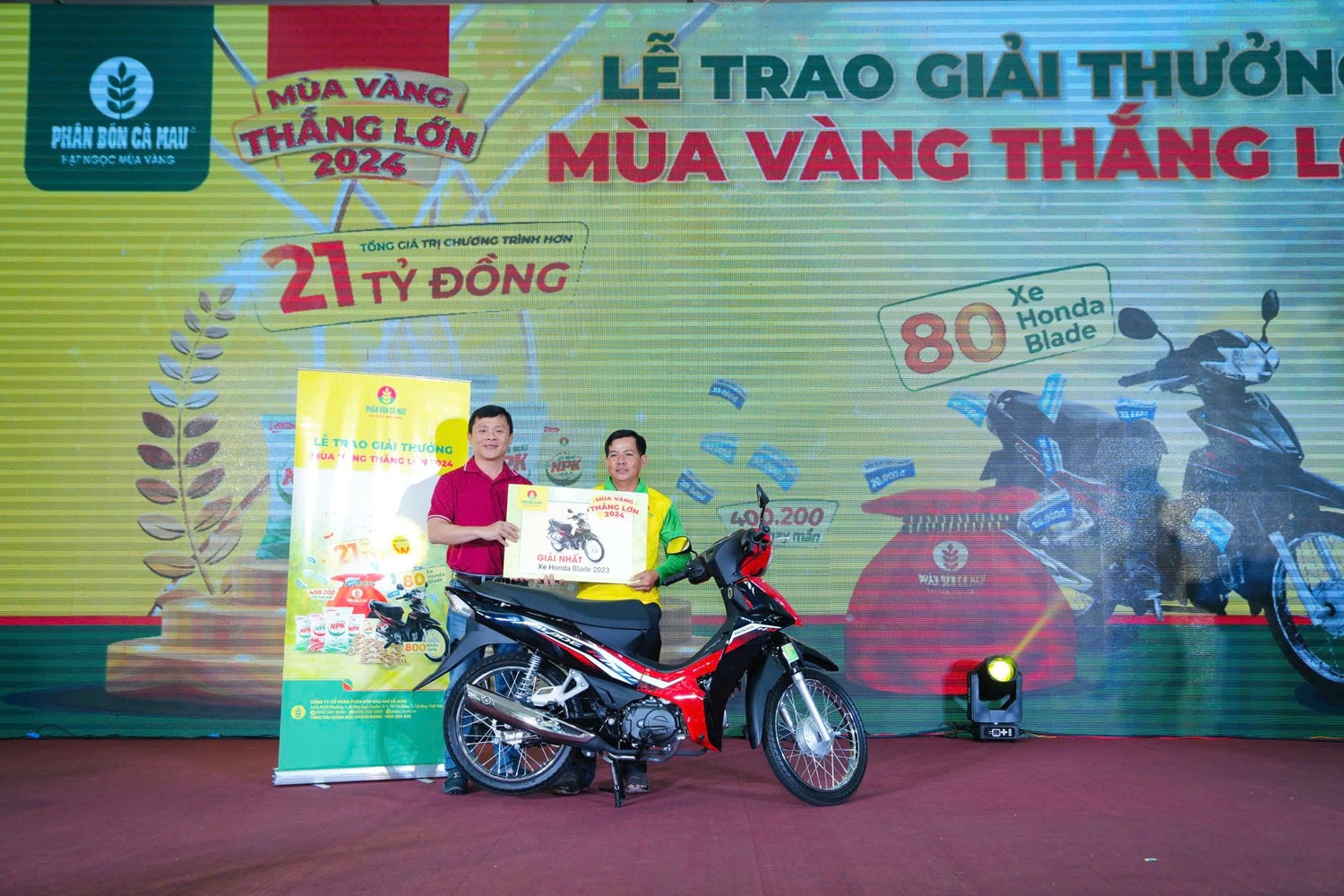 Anh Lâm Văn Lợi (huyện Hòn Đất, tỉnh Kiên Giang) vui mừng được trao xe máy trước sự chứng kiến của đông đảo bà con