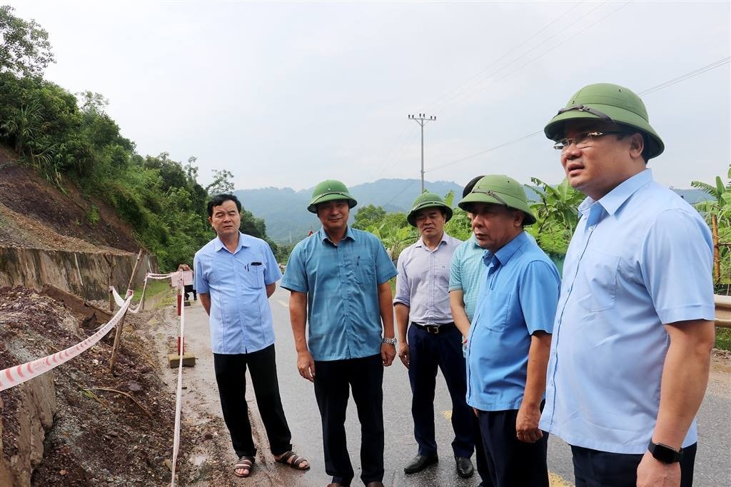 Phó Chủ tịch UBND tỉnh Nguyễn Văn Đệ kiểm tra công tác ứng phó với bão số 4 tại huyện Quỳ Châu. Ảnh: P. Quỳnh