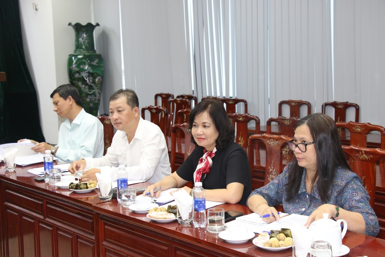 Các đại biểu tham dự cuộc làm việc