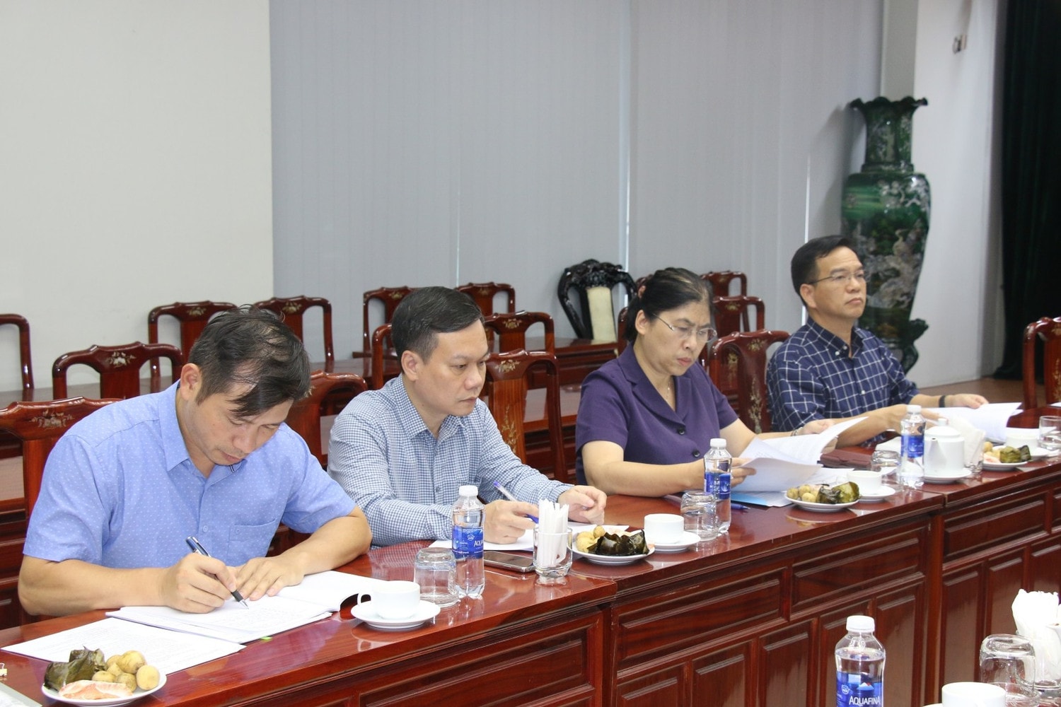 Các đại biểu tham dự cuộc làm việc