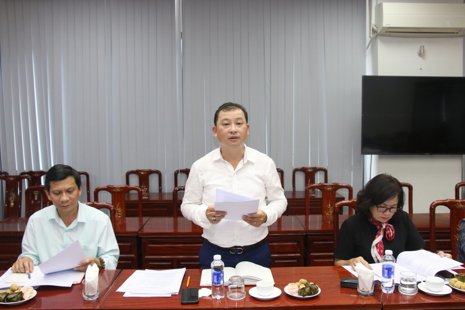 Phó Bí thư Đảng uỷ Cục Quản trị II Giang Tấn Nhựt báo cáo tại cuộc làm việc
