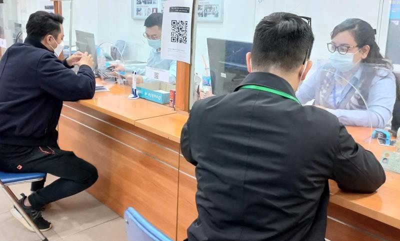 Người lao động làm thủ tục hưởng bảo hiểm thất nghiệp tại Trung tâm Dịch vụ việc làm Hà Nội