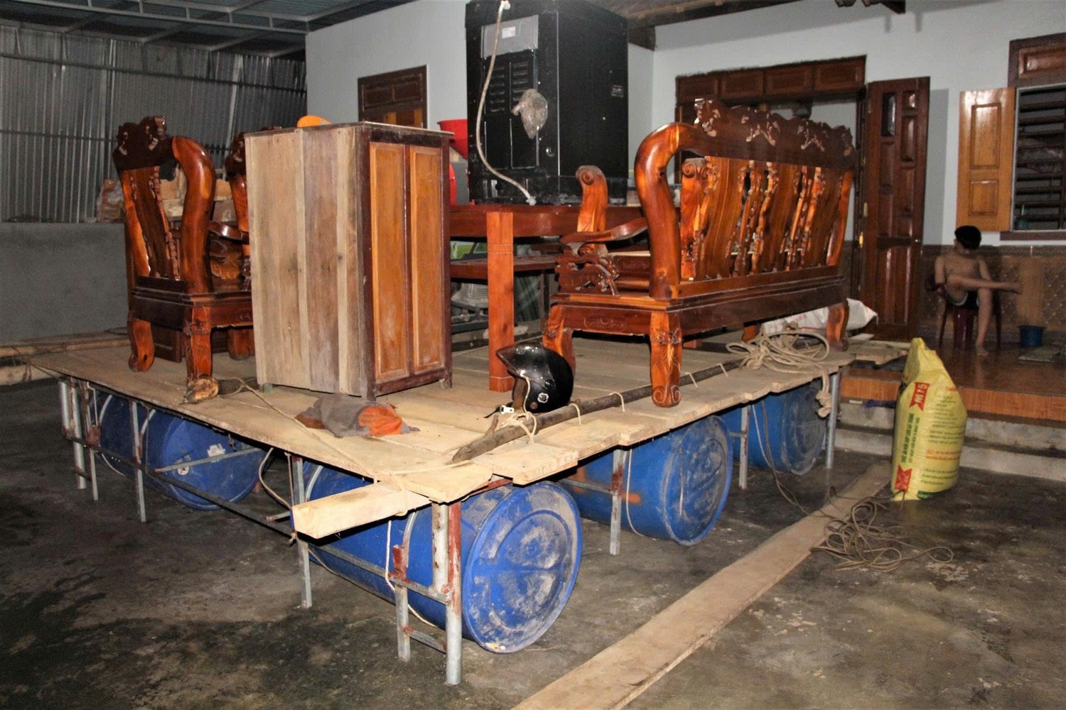 Các hộ dân huyện Thanh Chương làm bè phao kiên cố bảo vệ tài sản khi nước lên nhanh