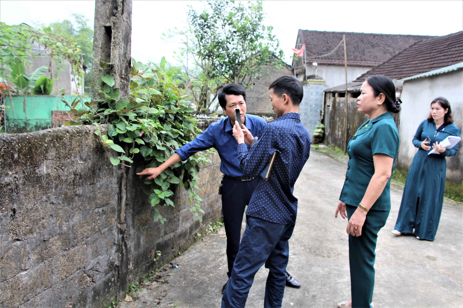 Tổ đại biểu HĐND huyện Thanh Chương giám sát thực tế việc thực hiện các ý kiến, kiến nghị của cử tri trên địa bàn. Ảnh: C. San