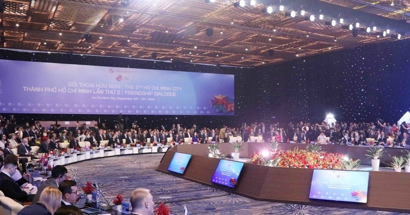 Thirty-five delegations from international localities that have set up friendship and cooperative relations with Ho Chi Minh City attend the friendship dialogue. (Photo: VNA) vna-potal-khai-mac-doi-thoai-huu-nghi-thanh-pho-ho-chi-minh-lan-thu-2-nam-2024-7612860-5730-7822.jpg