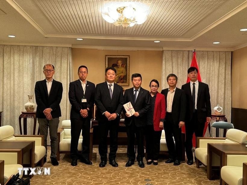 Representatives from Japan’s Yamanashi prefecture presents the token of 1 million JPY to the Vietnamese Embassy in Japan to support the country’s disaster relief efforts. (Photo: VNA) japanese-prefecture-3779.jpg