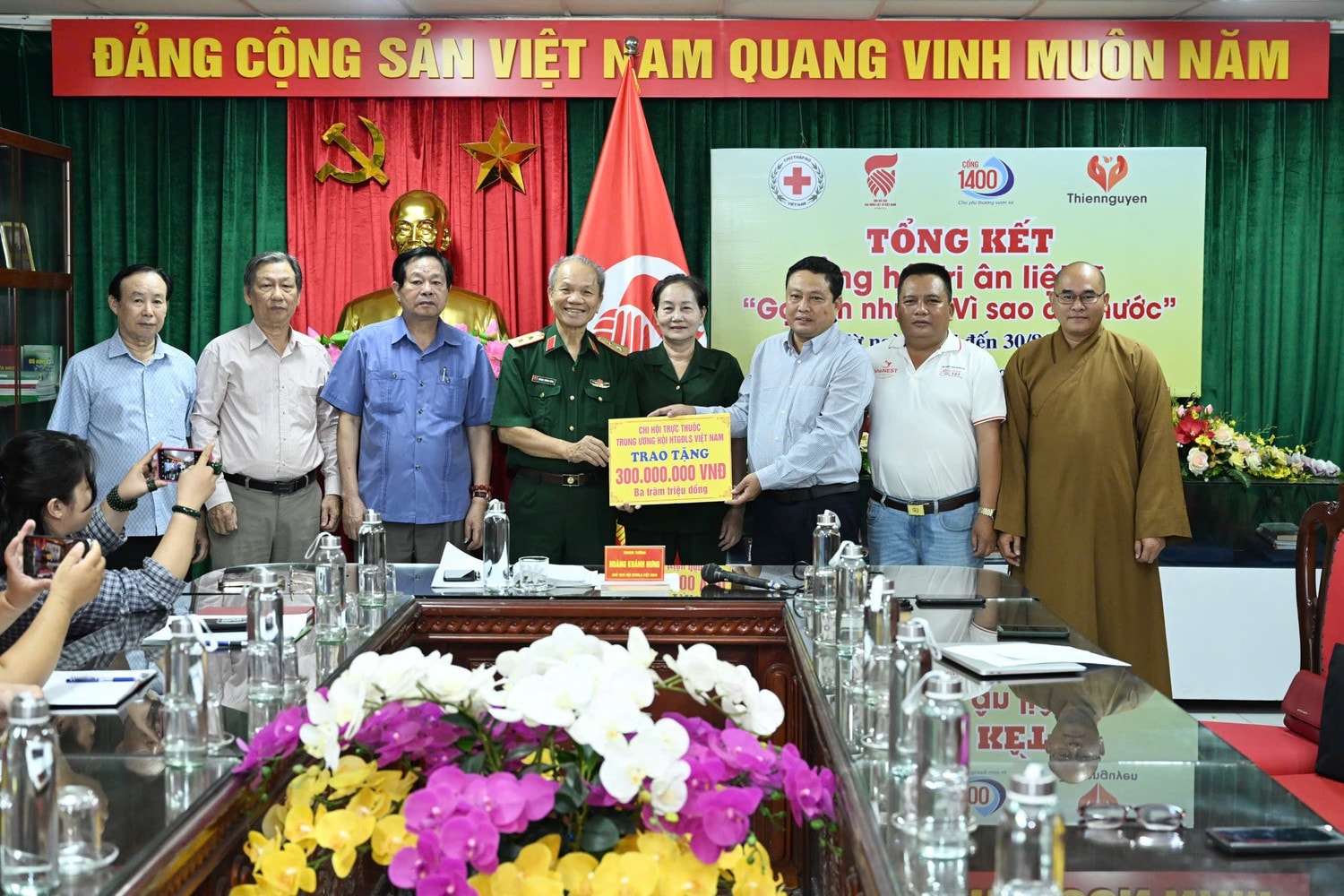 Trong khuôn khổ chương trình, Hội Hỗ trợ gia đình liệt sĩ Việt Nam cũng tiếp nhận nguồn ủng hộ hơn 300 triệu đồng từ Chi hội trực thuộc Trung ương Hội để tiếp tục thực hiện công tác tri ân, hỗ trợ gia đình liệt sĩ. Ảnh: V. Trung