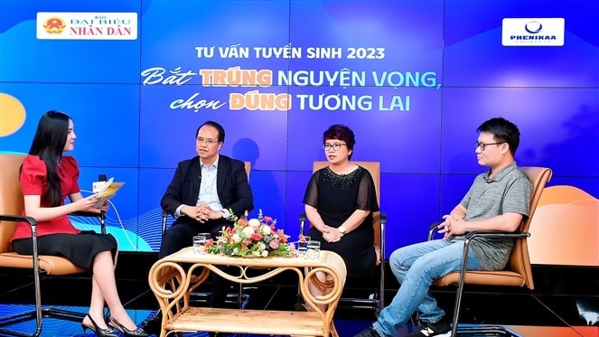 Các khách mời trả lời các câu hỏi của thí sinh trong chương trình tư vấn tuyển sinh do Báo Đại biểu Nhân dân tổ chức (Ảnh: Trần Hiệp)