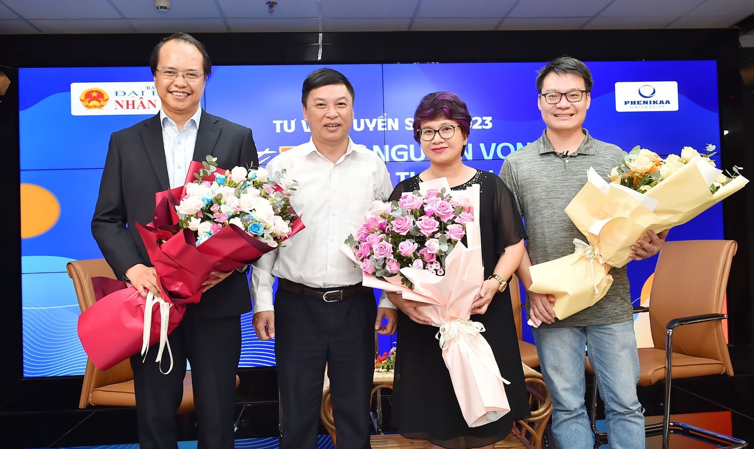 Phó Tổng biên tập Báo Đại biểu Nhân dân Lê Thanh Kim tặng hoa các khách mời (Ảnh: Trần Hiệp)