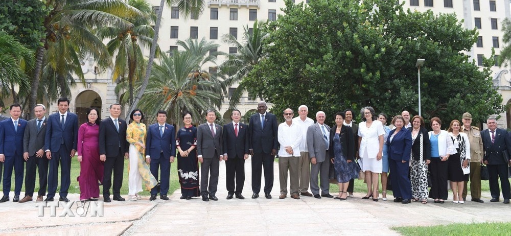 Chủ tịch Quốc hội chính quyền nhân dân Cuba Esteban Lazo Hernández và Phó Chủ tịch Quốc hội Nguyễn Đức Hải cùng các đại biểu hai nước. Ảnh: Việt Hùng/PV TTXVN tại Cuba