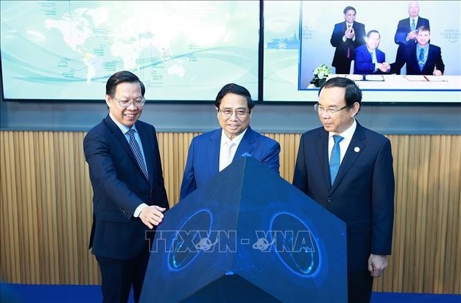 Thủ tướng Phạm Minh Chính và lãnh đạo Thành phố Hồ Chí Minh thực hiện nghi thức khánh thành Trung tâm Cách mạng Công nghiệp lần thứ 4 (C4IR). Ảnh: Dương Giang/TTXVN