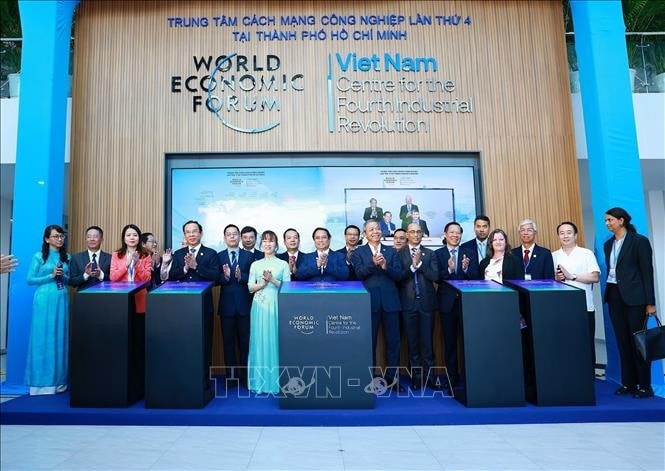 Thủ tướng Phạm Minh Chính với các đại biểu tại Lễ khánh thành Trung tâm Cách mạng Công nghiệp lần thứ 4 (C4IR). Ảnh: Dương Giang/TTXVN
