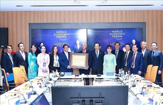 Thủ tướng Phạm Minh Chính tặng quà cho Trung tâm Cách mạng Công nghiệp lần thứ 4 (C4IR). Ảnh: Dương Giang/TTXVN