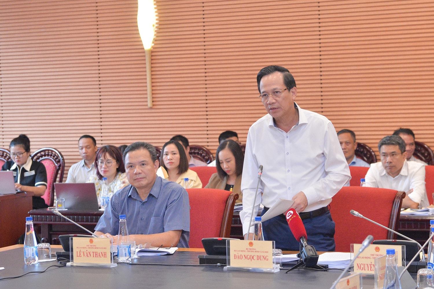 Bộ trưởng Bộ Lao động, Thương binh và Xã hội Đào Ngọc Dung phát biểu tại phiên họp