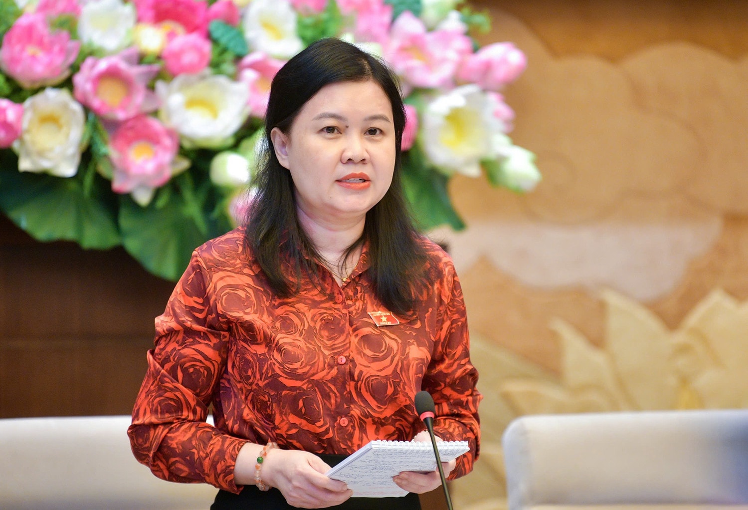 Phó Chủ nhiệm Ủy ban Pháp luật Nguyễn Phương Thủy phát biểu tại phiên họp