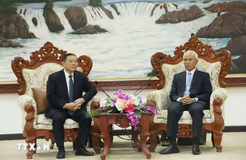 Ông Lại Xuân Môn, Phó Trưởng ban Thường trực Ban Tuyên giáo, đến chào xã giao ông Khamphanh Pheuyavong, Trưởng ban Tuyên huấn Trung ương Đảng Nhân dân Cách mạng Lào. Ảnh: Xuân Tú/TTXVN