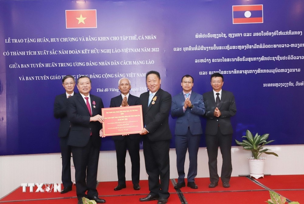 Ban Tuyên giáo Việt Nam tặng Ban Tuyên huấn Lào 10 bộ máy tính để phục vụ cho công tác chuyên môn. Ảnh: Xuân Tú/TTXVN