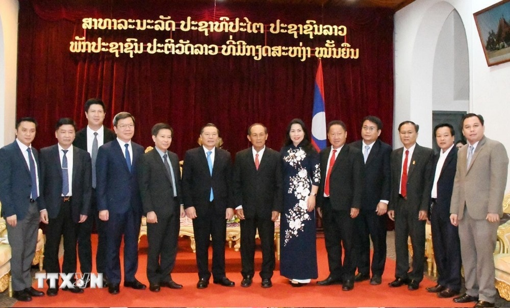 Ông Lại Xuân Môn cùng Đoàn Ban Tuyên giáo Trung ương chụp ảnh kỷ niệm với lãnh đạo tỉnh Luang Prabang. Ảnh: Xuân Tú/TTXVN