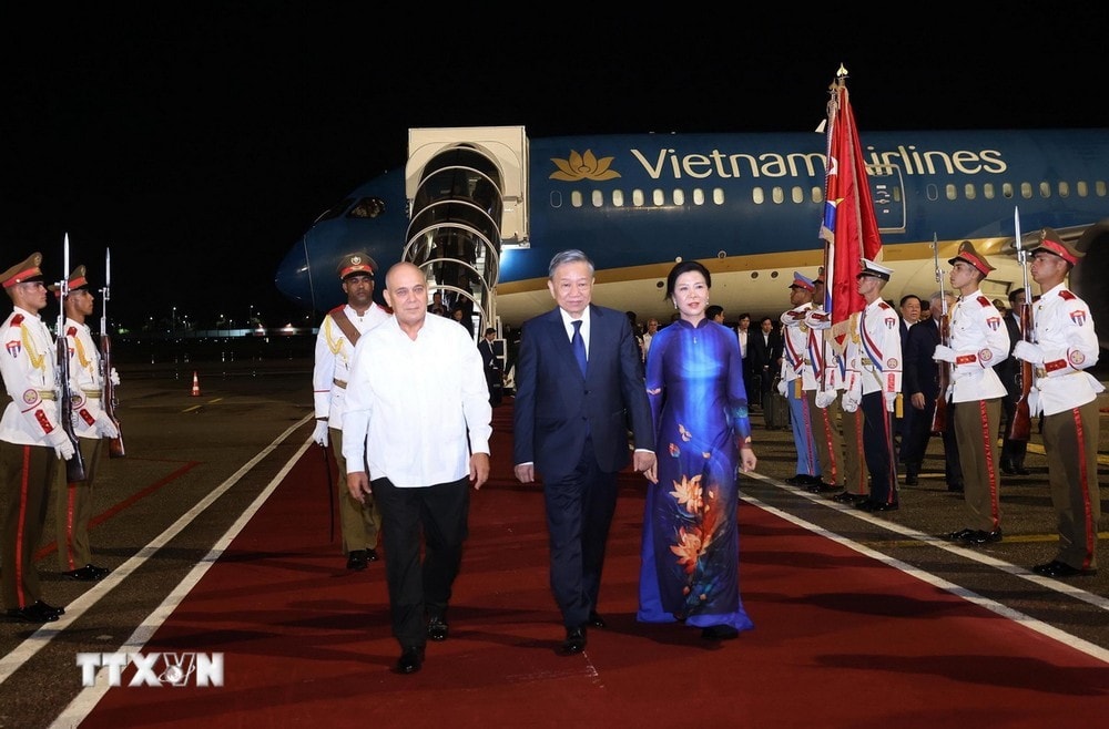 Ủy viên Bộ Chính trị, Thường trực Ban Bí thư Đảng Cộng sản Cuba Roberto Morales Ojeda đón Tổng Bí thư, Chủ tịch nước Tô Lâm và Phu nhân tại Sân bay Quốc tế José Martí, thủ đô La Habana. Ảnh: Lâm Khánh/TTXVN
