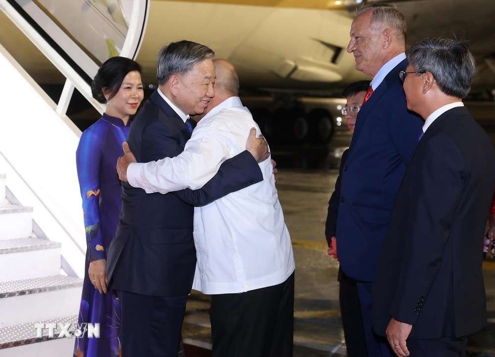 Ủy viên Bộ Chính trị, Thường trực Ban Bí thư Đảng Cộng sản Cuba Roberto Morales Ojeda đón Tổng Bí thư, Chủ tịch nước Tô Lâm và Phu nhân tại Sân bay Quốc tế José Martí, thủ đô La Habana. Ảnh: Lâm Khánh/TTXVN