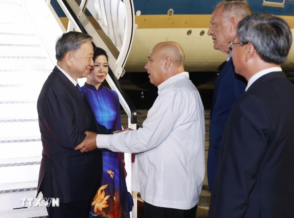Ủy viên Bộ Chính trị, Thường trực Ban Bí thư Đảng Cộng sản Cuba Roberto Morales Ojeda đón Tổng Bí thư, Chủ tịch nước Tô Lâm và Phu nhân tại Sân bay Quốc tế José Martí, thủ đô La Habana. Ảnh: Lâm Khánh/TTXVN