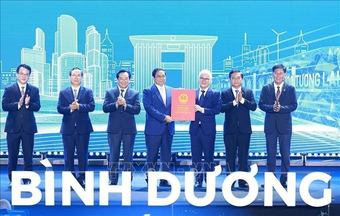 Thủ tướng Phạm Minh Chính trao Quyết định phê duyệt Quy hoạch thời kỳ 2021-2030, tầm nhìn đến năm 2050 cho lãnh đạo tỉnh Bình Dương. Ảnh: Dương Giang/TTXVN