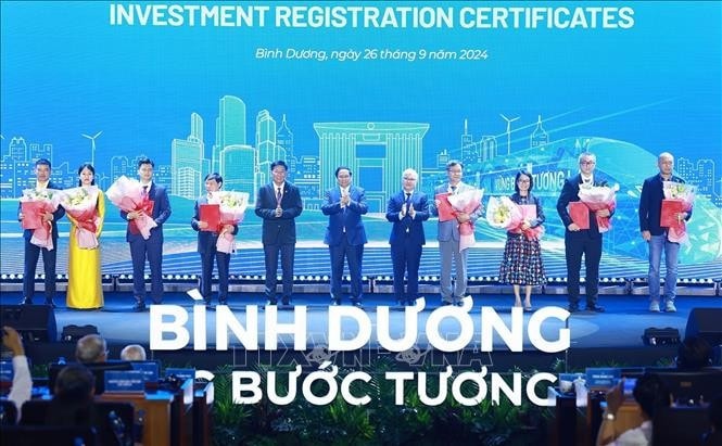 Thủ tướng Phạm Minh Chính với các nhà đầu tư. Ảnh: Dương Giang/TTXVN