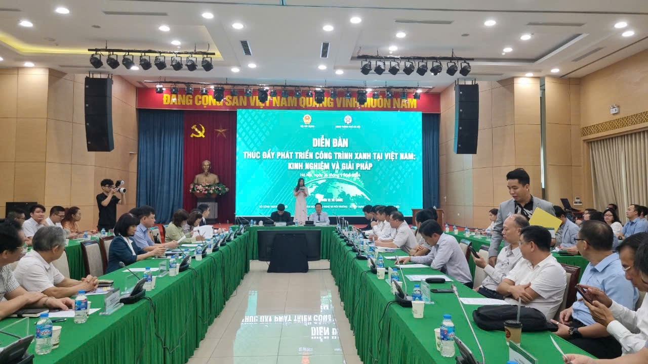 Toàn cảnh diễn đàn.jpg