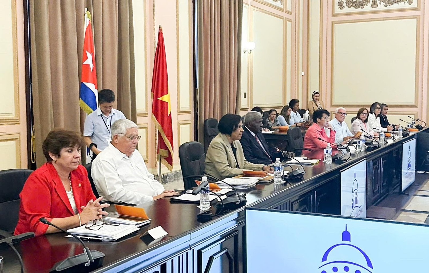 Chủ tịch Quốc hội chính quyền nhân dân Cuba Esteban Lazo Hernández và Đoàn đại biểu Quốc hội Cuba tham dự Hội đàm chuyên đề về kinh tế, tài chính, khoa học công nghệ, năng lượng và y tế