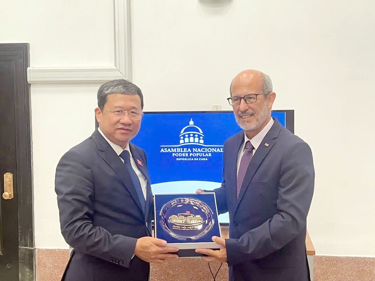 Chủ nhiệm Ủy ban Đối ngoại Vũ Hải Hà trao quà lưu niệm tặng Chủ nhiệm Ủy ban Đối ngoại Rolando Patricio