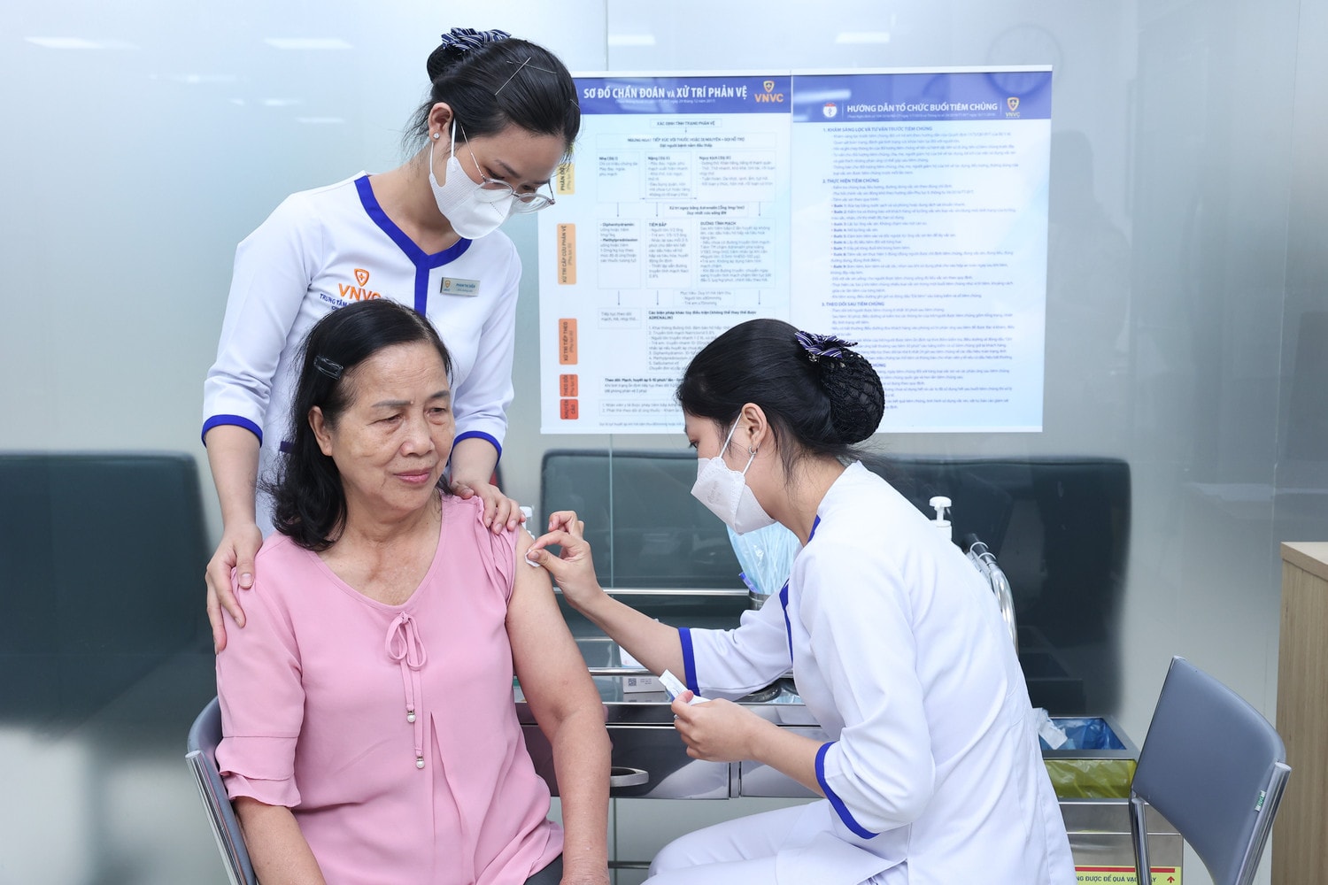 10 - Khach-tiem-vac-xin-sot-xuat-huyet-tai-VNVC-hinh3.JPG