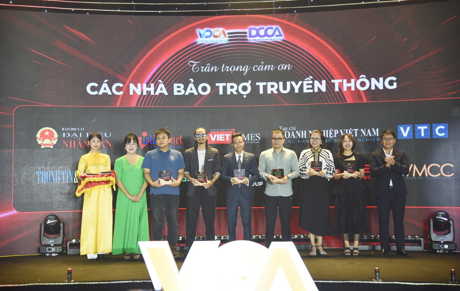 Tặng kỷ niệm chương cho các nhà bảo trợ truyền thông.JPG