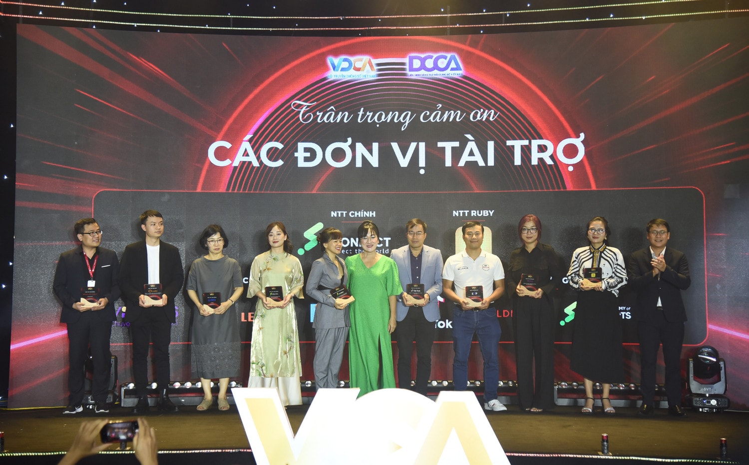 Tặng kỷ niệm chương cho các đơn vị tài trợ.JPG