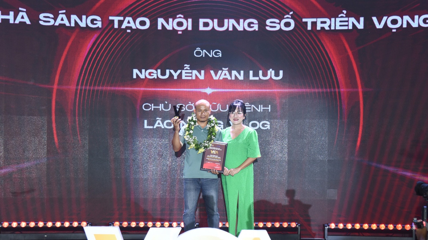 Trao tặng Nhà nội dung số triển vọng.JPG