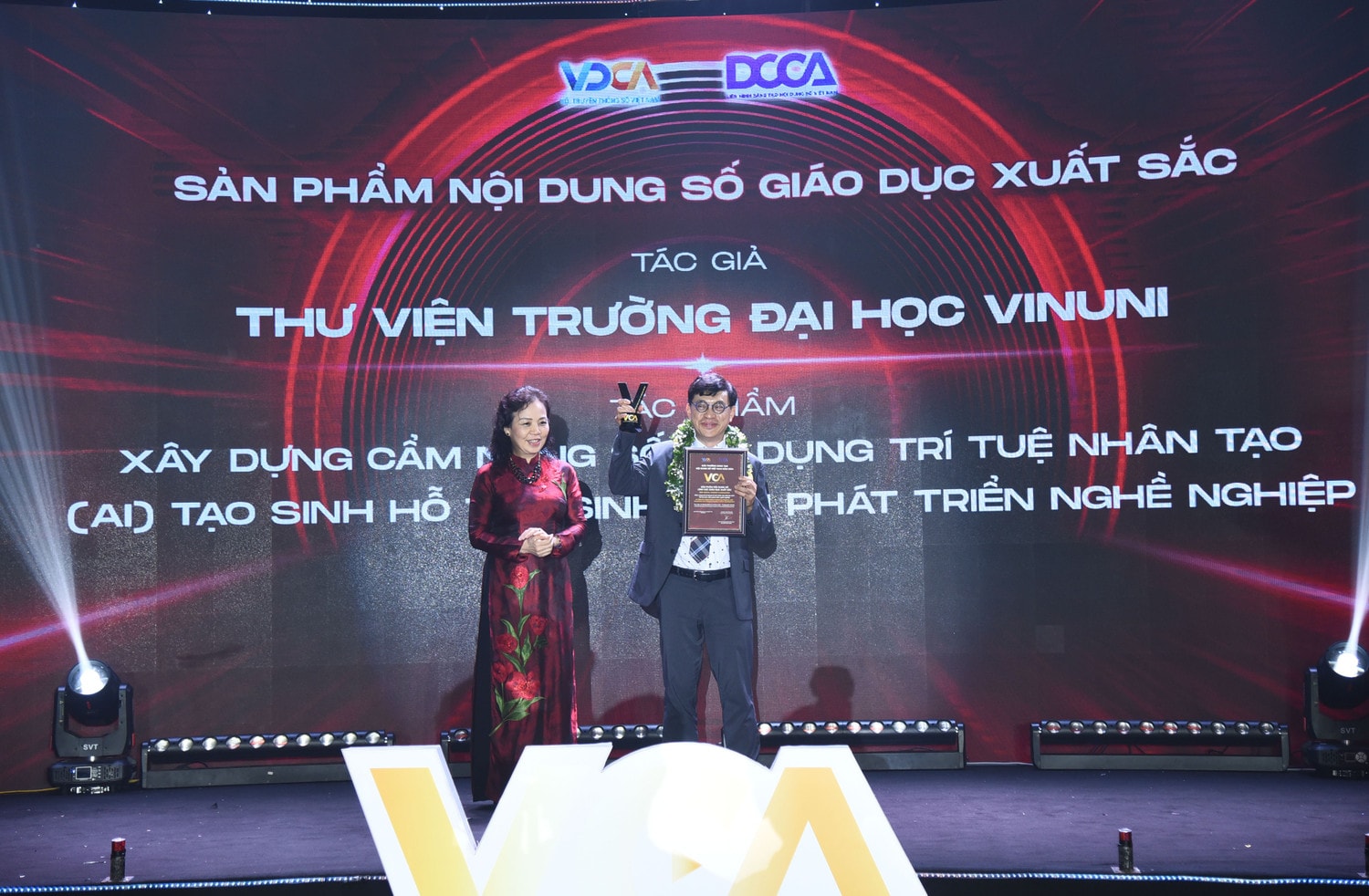 Trao tặng sản phẩm nội dung số giáo dục xuất sắc.JPG
