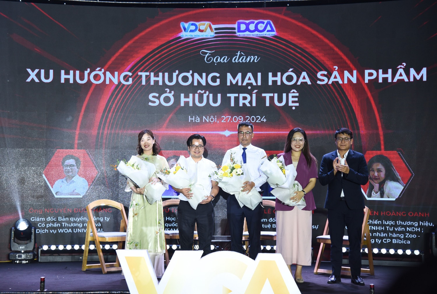 Tặng hoa các diễn giả tại tọa đàm.JPG