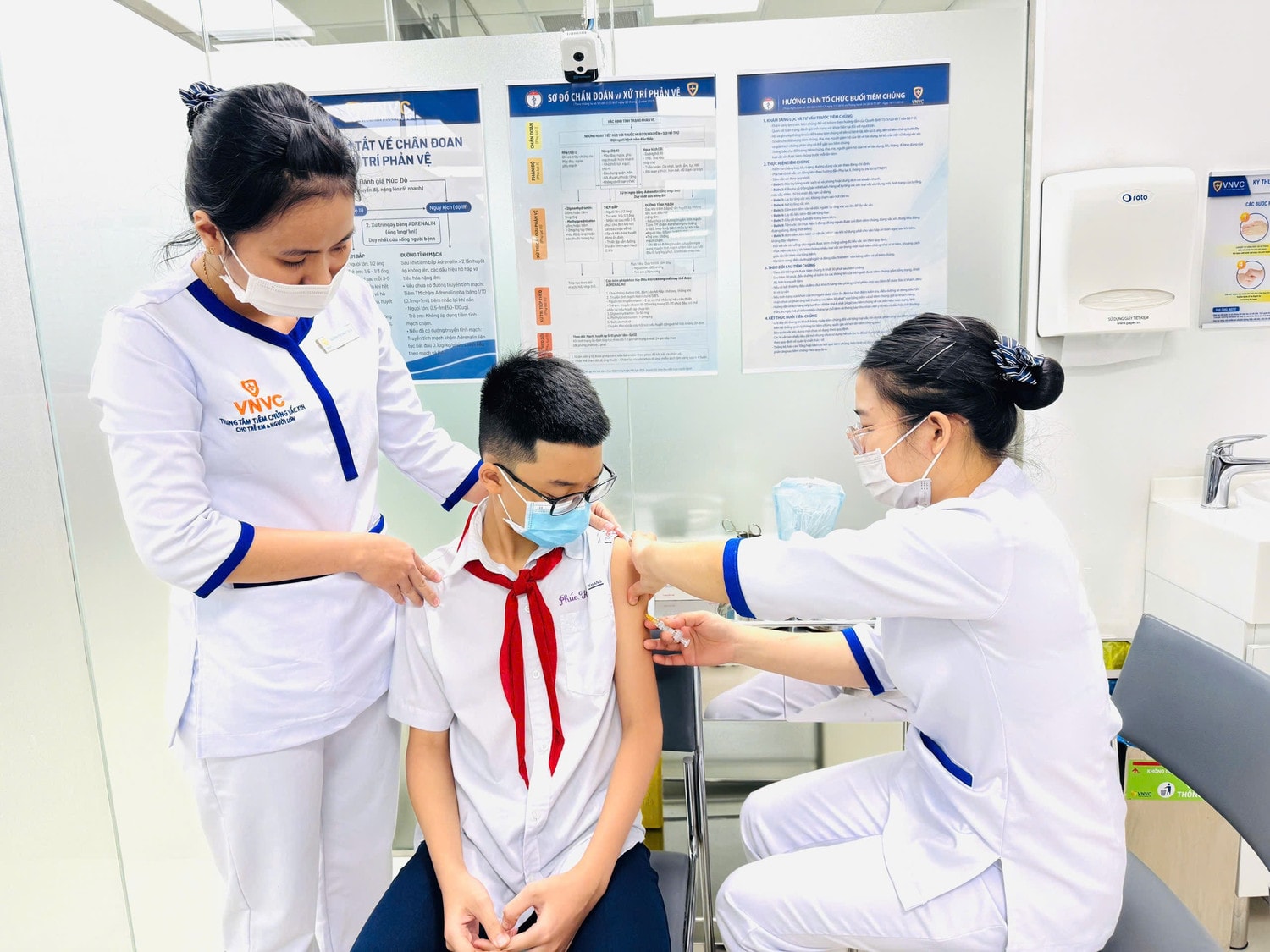 50-vnvc-tiem-vac-xin-sot-xuat-huyet.jpg