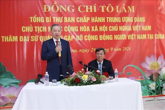 Tổng Bí thư, Chủ tịch nước Tô Lâm nói chuyện với cán bộ, nhân viên Đại sứ quán và cộng đồng người Việt Nam đang sinh sống, làm việc và học tập tại Cuba. Ảnh: Lâm Khánh/TTXVN