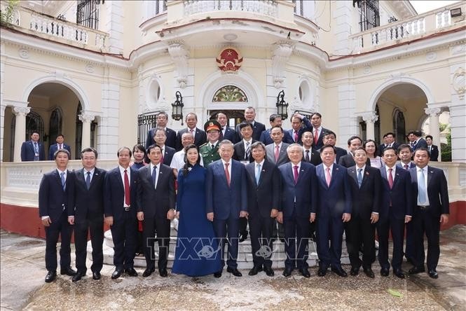 Tổng Bí thư, Chủ tịch nước Tô Lâm và Phu nhân cùng đoàn đại biểu cấp cao Việt Nam với cán bộ, nhân viên Đại sứ quán Việt Nam tại Cuba. Ảnh: Lâm Khánh/TTXVN