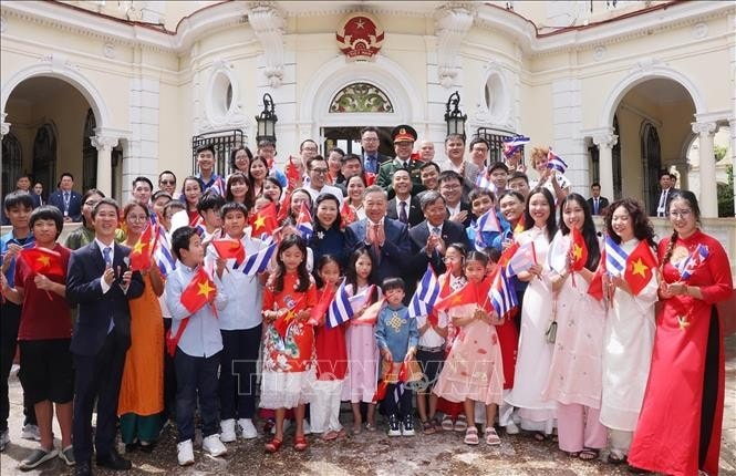 Tổng Bí thư, Chủ tịch nước Tô Lâm và Phu nhân với cán bộ, nhân viên Đại sứ quán và cộng đồng người Việt Nam tại Cuba. Ảnh: Lâm Khánh/TTXVN