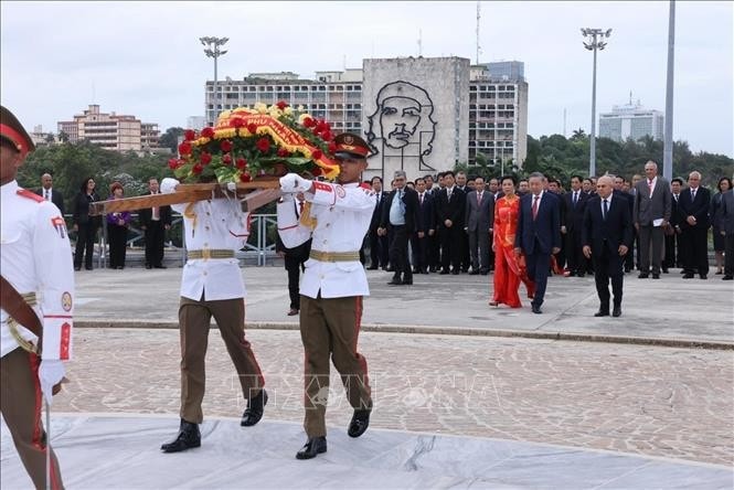 Tổng Bí thư, Chủ tịch nước Tô Lâm và Phu nhân cùng Đoàn đại biểu cấp cao Việt Nam đặt hoa tại Đài tưởng niệm Anh hùng dân tộc Cuba Jose Marti ở thủ đô La Habana.