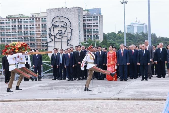Tổng Bí thư, Chủ tịch nước Tô Lâm và Phu nhân cùng Đoàn đại biểu cấp cao Việt Nam đến đặt hoa tại Đài tưởng niệm Anh hùng dân tộc Cuba Jose Marti ở thủ đô La Habana.