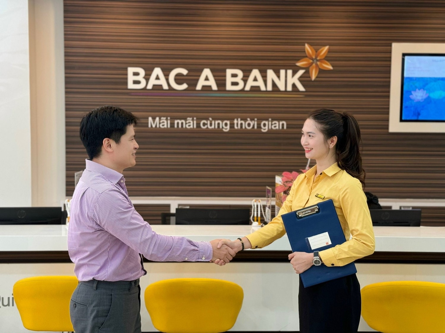 CBNV tai quay giao dich.jpg
