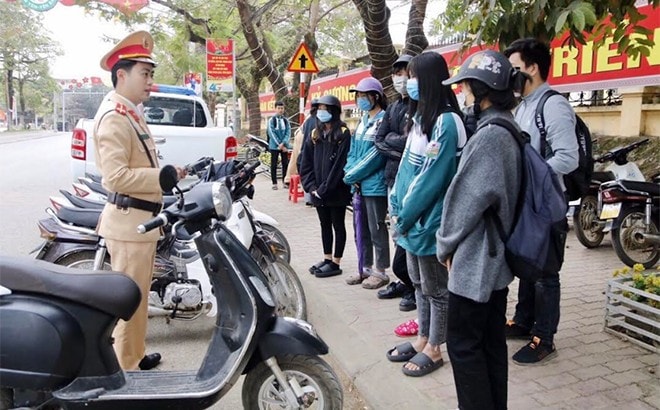 Cảnh sát giao thông huyện Văn Yên tuyên truyền, xử lý học sinh vi phạm an toàn giao thông. Nguồn: baoyenbai.com.vn