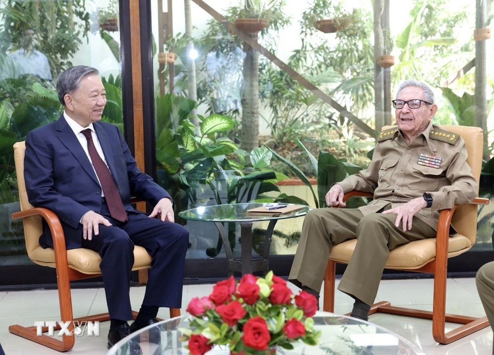 Tổng Bí thư, Chủ tịch nước Tô Lâm gặp Lãnh tụ Cách mạng Cuba, Đại tướng Raúl Castro Ruz. Ảnh: Lâm Khánh/TTXVN